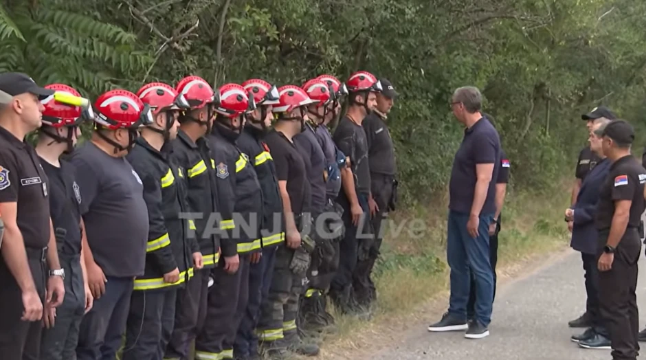 Vučić sa vatrogascima