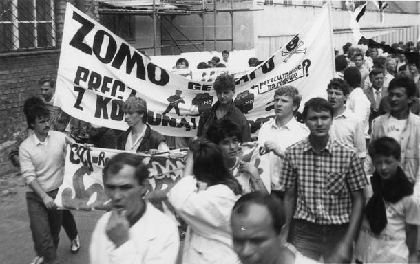 Manifestacja z udziałem Federacji Młodzieży Walczącej, na tle transparentu Robert Kwiatek, na prawo Jacek Kurski, Gdańsk, koniec lat 80.