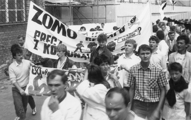 Manifestacja z udziałem Federacji Młodzieży Walczącej, na tle transparentu Robert Kwiatek, na prawo Jacek Kurski, Gdańsk, koniec lat 80.