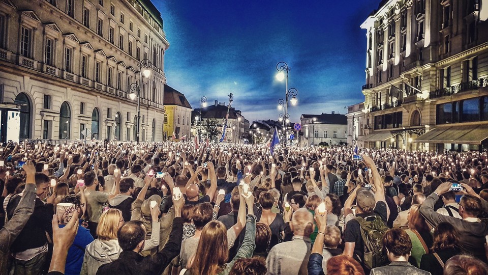 Tysiące ludzi na Krakowskim Przedmieściu w Warszawie 