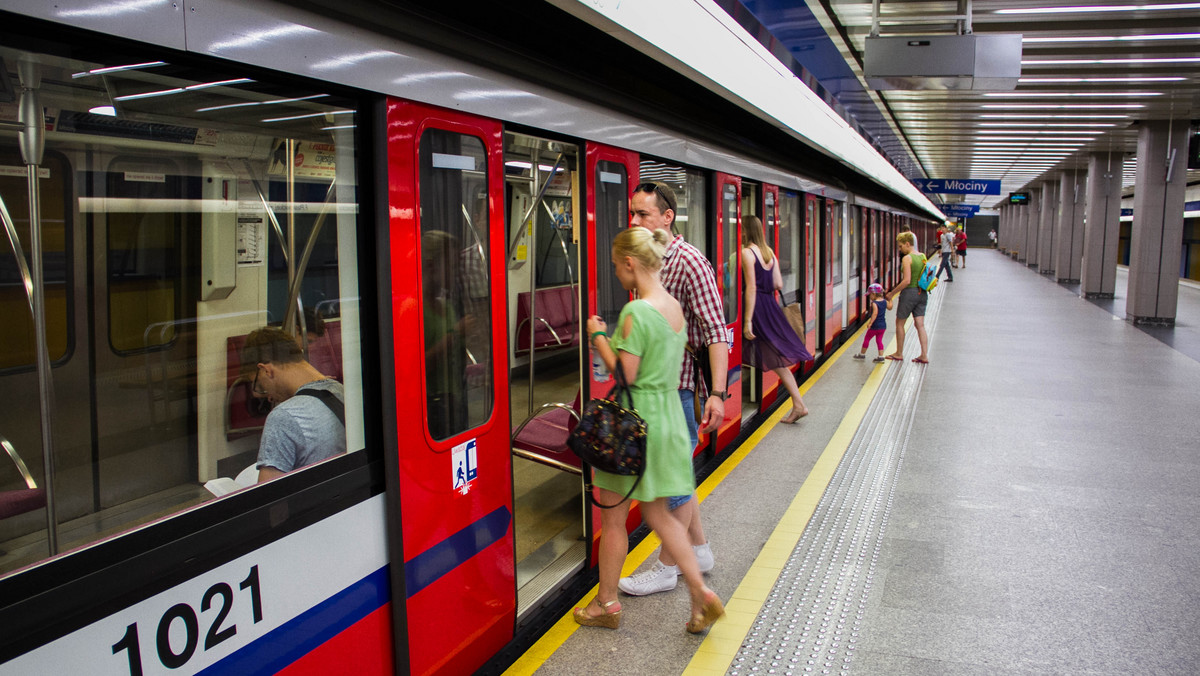 Wypadek w warszawskim metrze. Mężczyzna został uderzony przez wjeżdżający na stację Ratusz - Arsenał pociąg. W ciężkim stanie trafił do szpitala. Pociągi między stacjami Ratusz Arsenał a Politechnika kursowały wahadłowo, została także uruchomiona autobusowa komunikacja zastępcza.