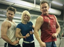 Pazura chwali się muskulaturą. Ma lepsze ciało od młodszego kolegi?