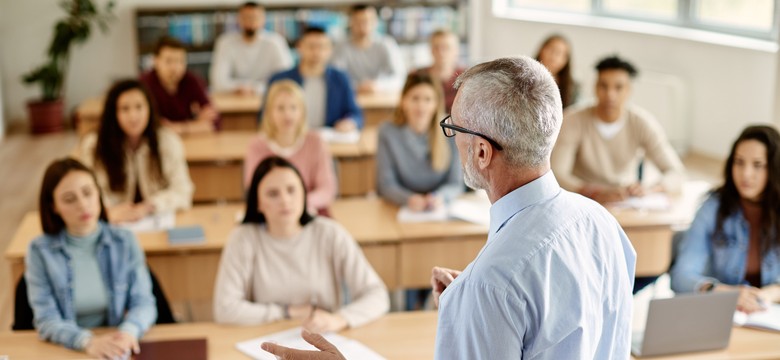 Nadmiar sprawdzianów w szkołach. "Nauczyciele też są ofiarami systemu"