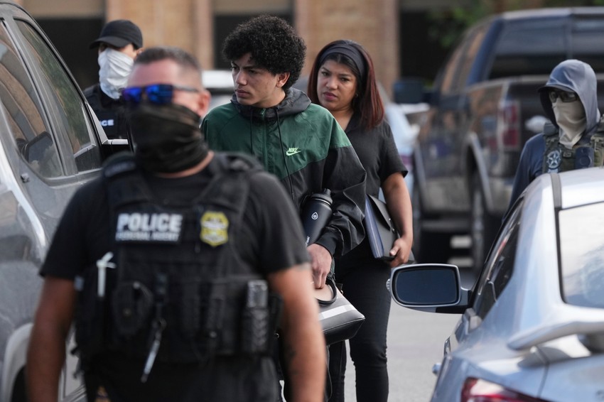 Federalni agenti privode migranet u San Antoniju 23. juna