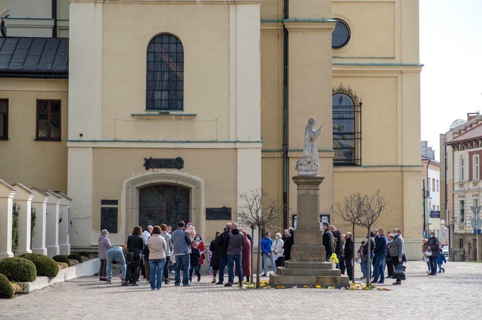 Święcenie pokarmów w Wielką Sobotę w warunkach obostrzeń w Rzeszowie