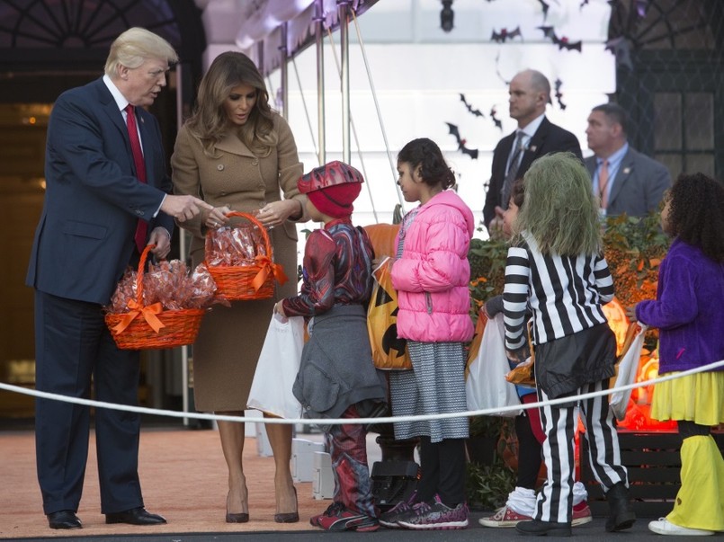 Para prezydencka spotkała się wczoraj w Białym Domu z dziećmi przebranymi z okazji Halloween i zbierającymi słodycze...