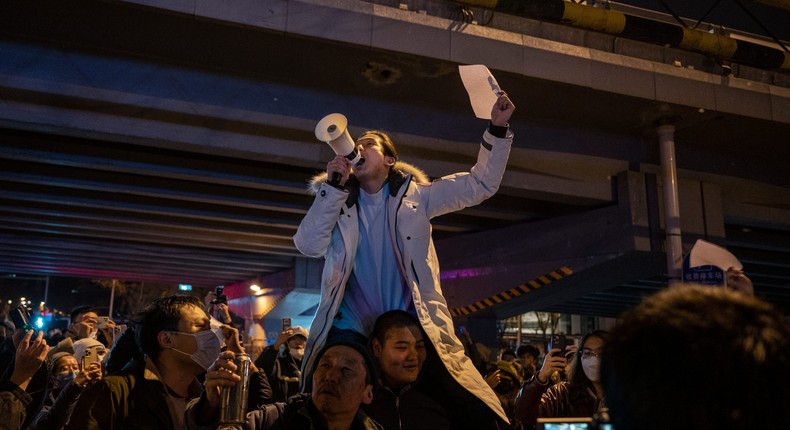 US stocks and oil both fell Monday as anti-lockdown protests in China rattled markets.Kevin Frayer/Getty Images