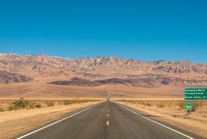 Nieskończona droga przez pustynię  w Kalifornii
