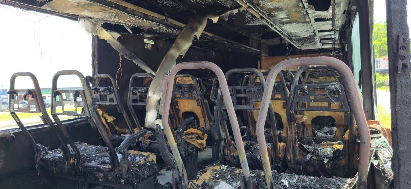 Pri požiaru autobusu, v ktorom sa viezlo 34 ľudí, sa nikto nezranil.