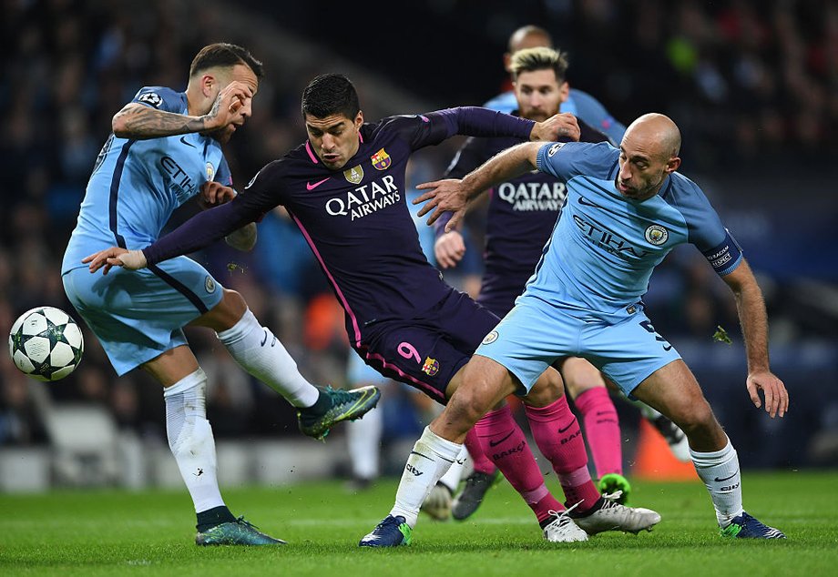 Loga Etihad Airways na koszulkach piłkarzy Manchester City i Qatar Airways na strojach FC Barcelony