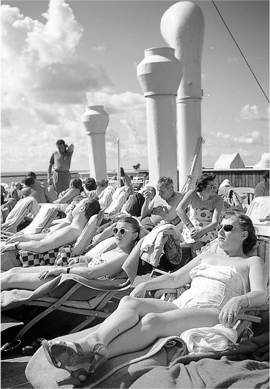 Na pokładzie statku „Batory” podczas rejsu do Ameryki. Połowa lat 50. XX wieku Fot. Zbyszko Siemaszko/Forum