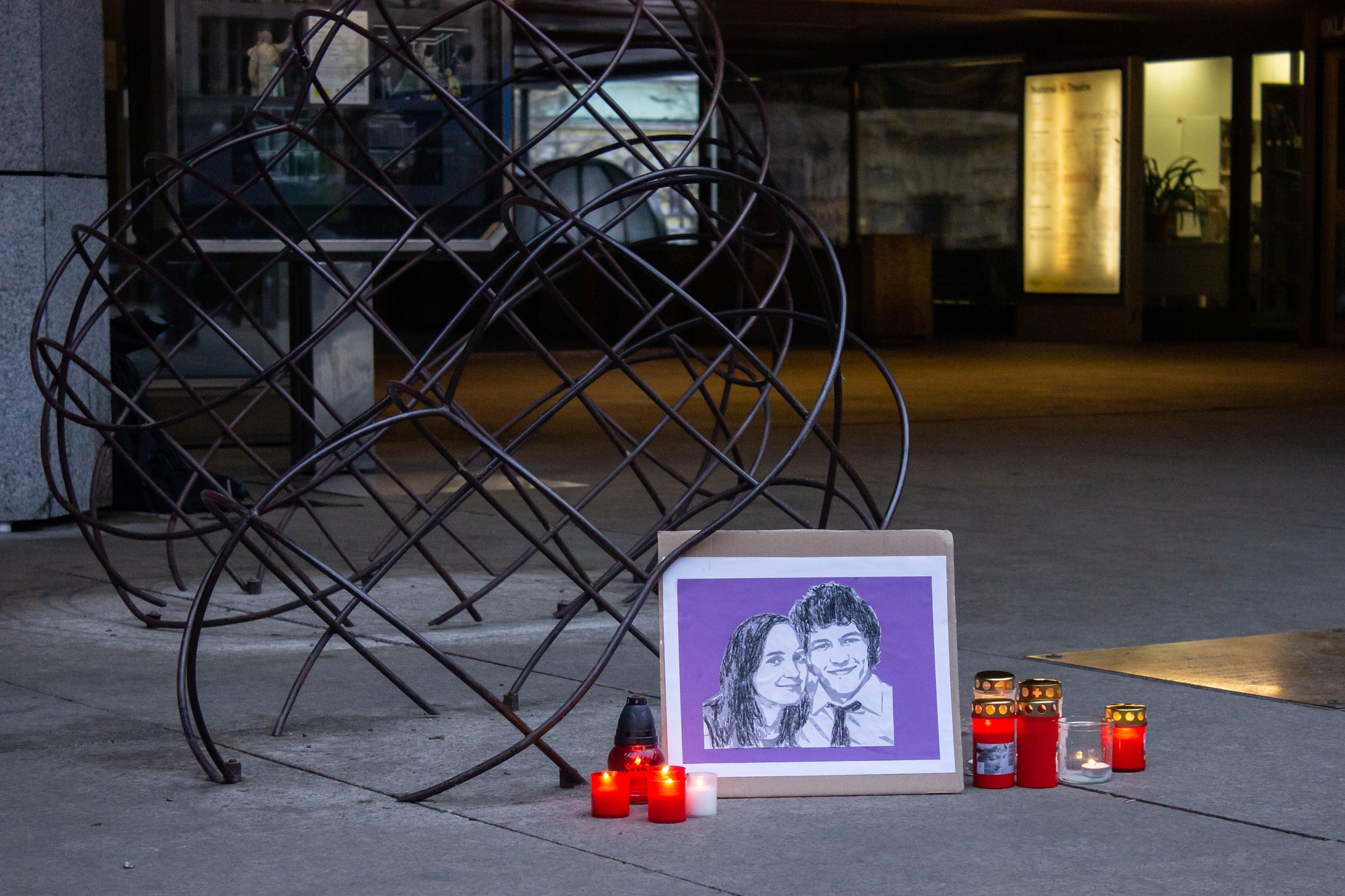 Pietne miesto počas zhromaždenia na Námestí Václava Havla v Prahe, kde si ľudia pripomenuli osem rokov od vraždy slovenského novinára Jána Kuciaka a jeho snúbenice Martiny Kušnírovej.