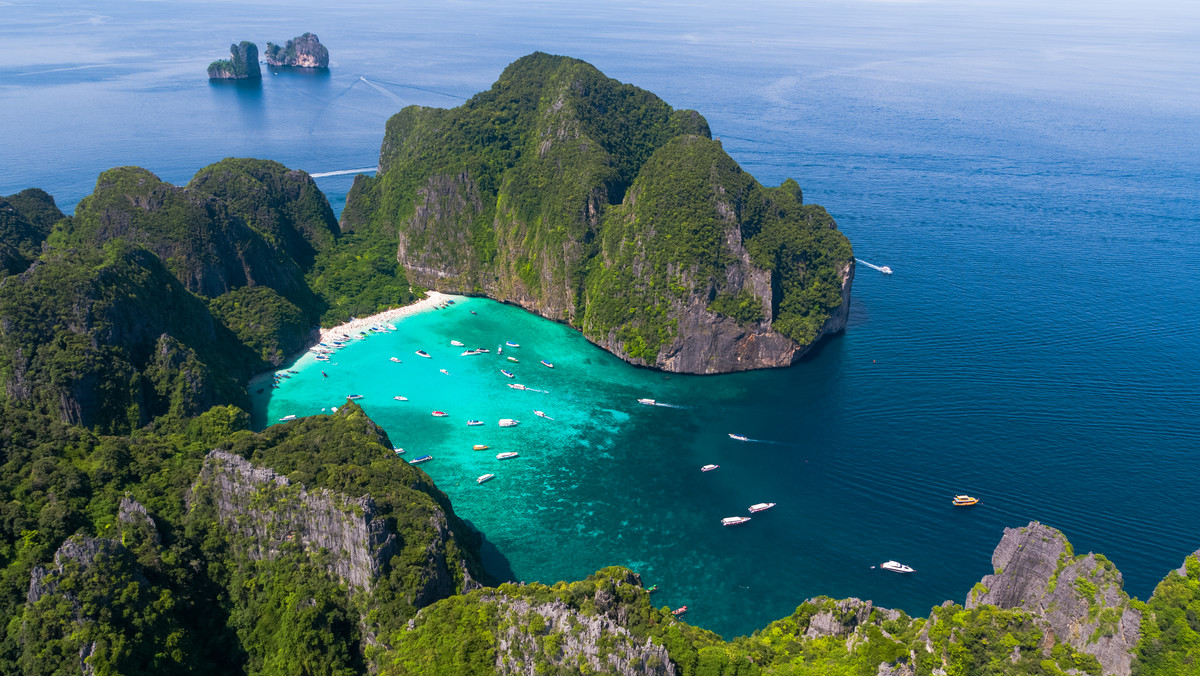 Tajski Departament Parków Narodowych, Ochrony Przyrody i Roślin postanowił w środę 8 maja wydłużyć czas zamknięcia słynnej plaży Maya Bay. Prawdopodobnie zostanie ona ponownie udostępniona turystom dopiero w połowie 2021 roku.