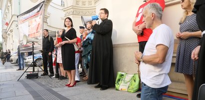 Incydent podczas różańca z Kają Godek. Nagle do modlących się osób podeszła kobieta...