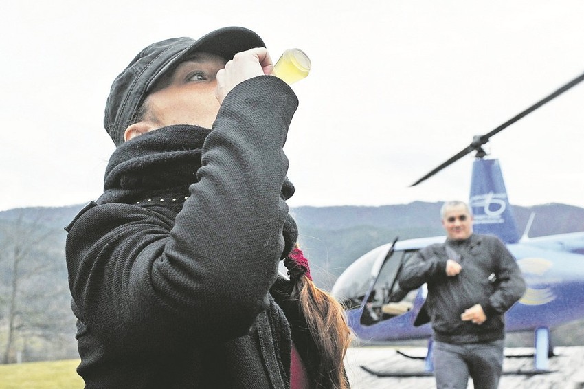 Dobrodošlica: Francusku pevačicu sačekali su rakija i pogača