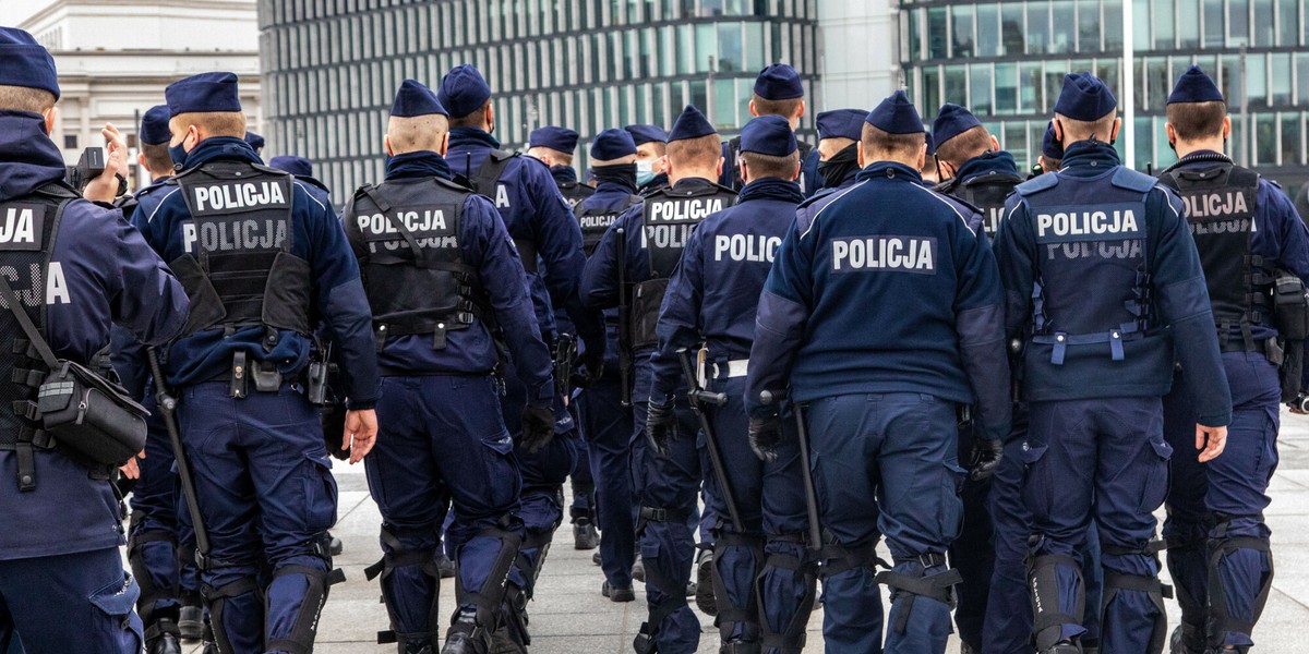 Podczas protestu wybuchło parę petard. Na miejscu pojawiły się znaczne siły policji, która otoczyła protestujących.