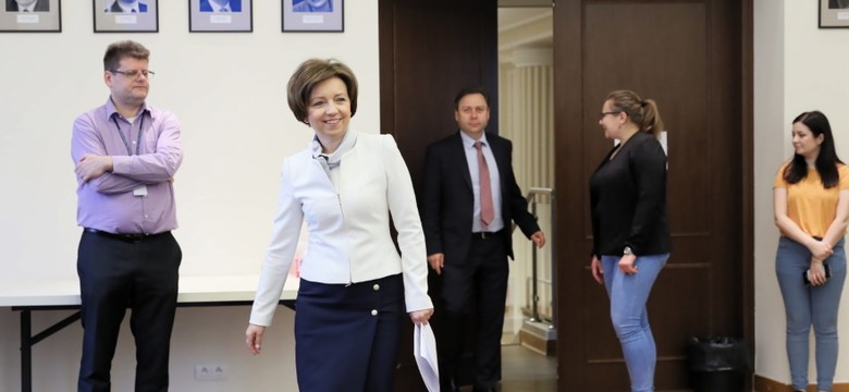 Piękne wykończenie szyi w stylizacji minister Maląg. Brawo!