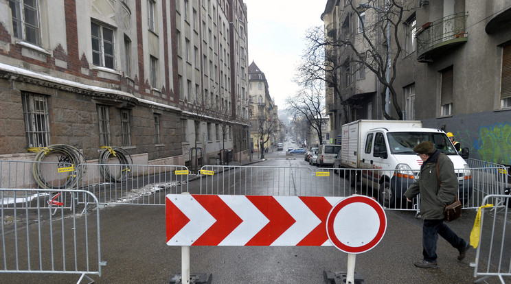 BKK: megnyitják a Várfok utcát, több autóbusz-végállomást visszahelyeznek a Széll Kálmán téren /Fotó: MTI/Máthé Zoltán