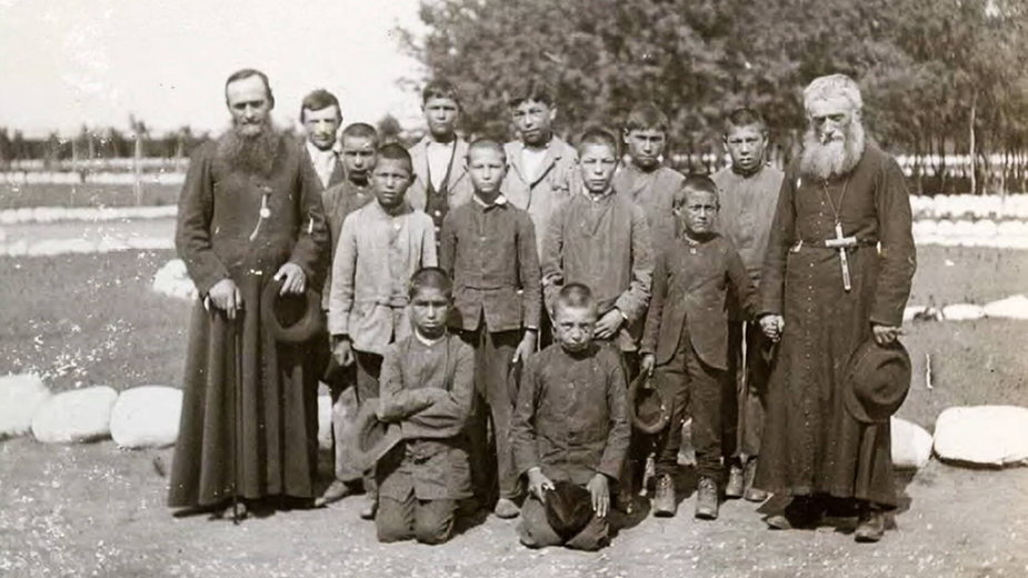 Historyczne zdjęcie z 1900 r. udostępnione przez Archiwum Prowincji Saskatchewan. Przedstawia katolickich księży z uczniami szkoły św. Michała w Duck Lake, na Terytoriach Północno-Zachodnich, obecnie Saskatchewan w Kanadzie - zdj. ilustracyjne