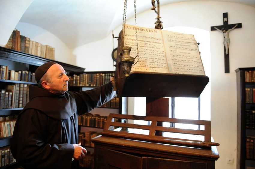 Pater Josip Špehar pokazuje delić bogatog nasleđa