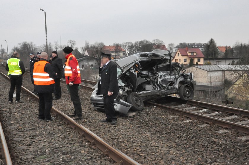 Osobówka wjechała pod pociąg. Kierowca zginął na miejscu