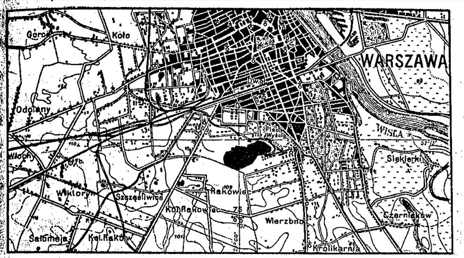 Początki LOT-u wiążą się z lotniskiem Mokotów. Znajdowało się na obrzeżach Warszawy. Wybudowano je w 1910 roku, regularne loty pasażerskie uruchomiono 11 lat później. Gdy stolica rozrosła się, trzeba było znaleźć inne rozwiązanie. 