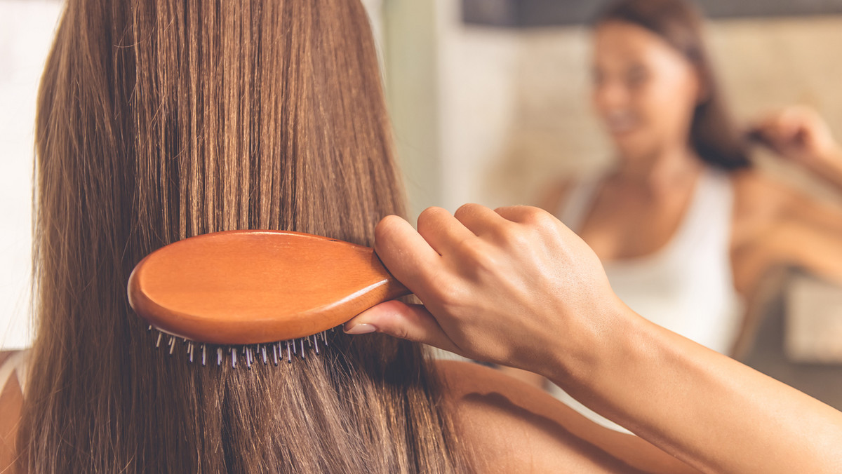 Jak wybrać prezent dla osoby, która starannie dba o swoje włosy? Których produktów lepiej unikać, a którym przyglądnąć się bliżej? Bez względu na to, czy zdecydujemy się na maskę, szampon czy odżywkę, jest kilka kwestii, na które koniecznie powinniśmy zwrócić uwagę.