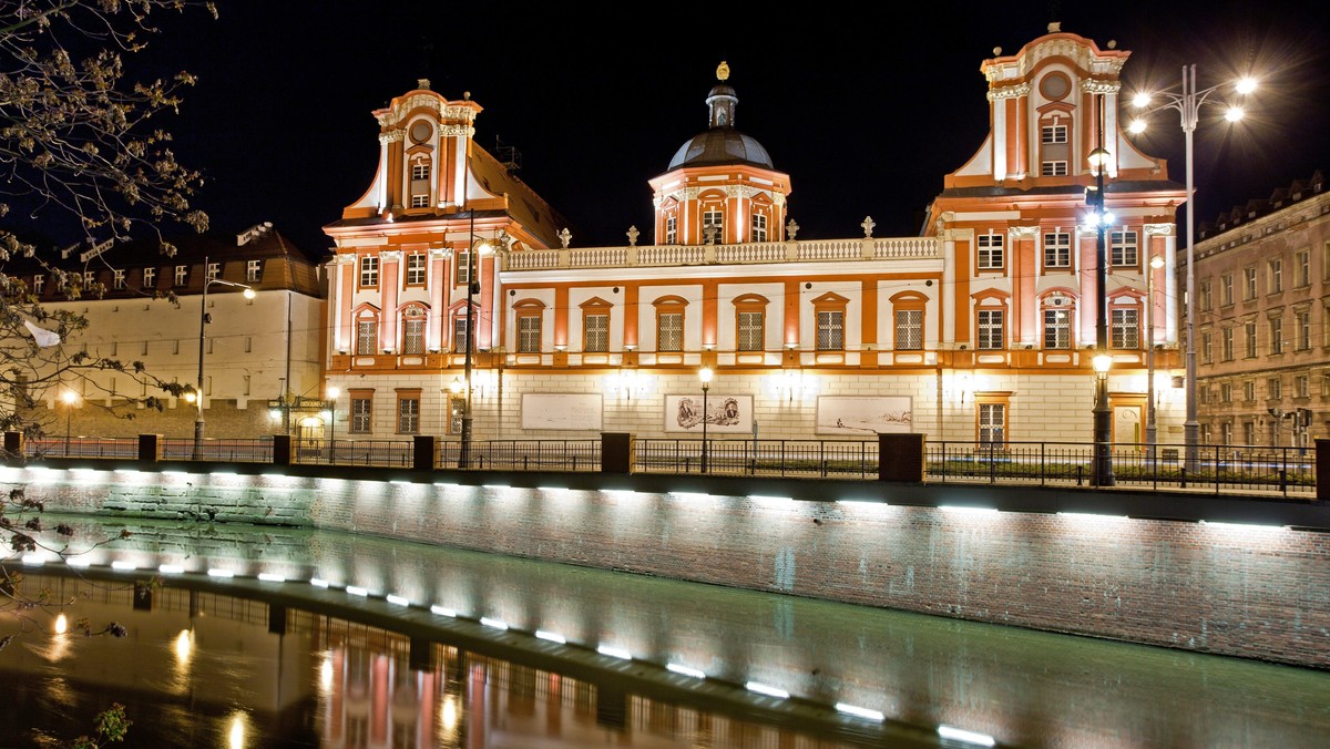 Zakład Narodowy im. Ossolińskich we Wrocławiu nabył archiwum Henryka Sienkiewicza. Zawiera ono ponad 300 rękopisów, w tym m.in. nieznaną kartę z powieści „W pustyni i w puszczy”. Znajduje się w nim również zbiór korespondencji i pamiątek pisarza.