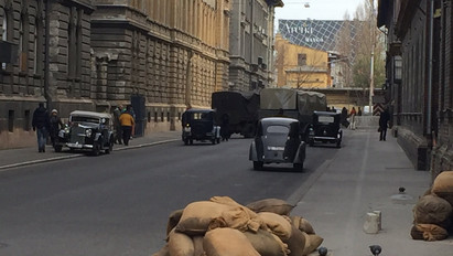 Mit keresnek a náci autók a rendőrségi múzeum előtt?