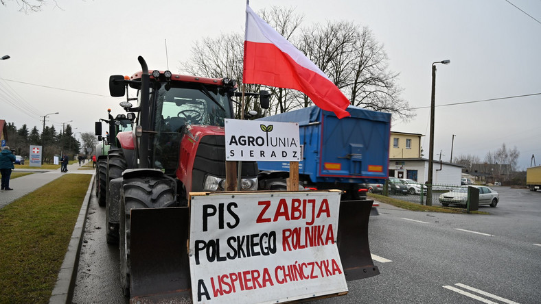 Rolnicy przygotowują się do blokady drogi w miejscowości Wróblew (woj. łódzkie), Michałowski