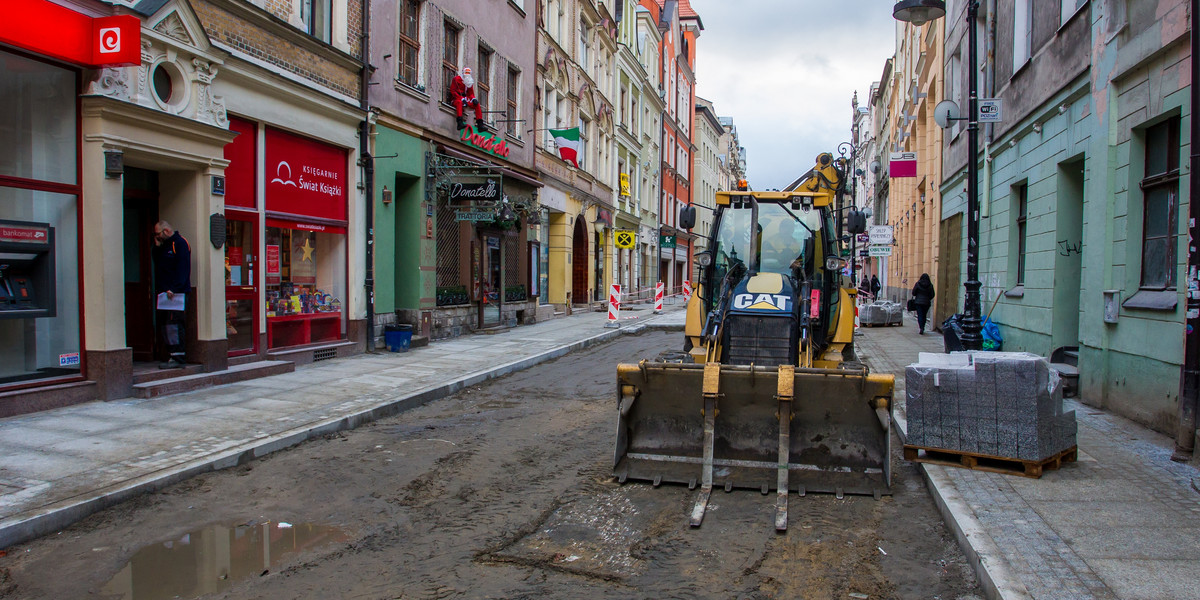 Poprawiali ulicę Wrocławską przed zakończeniem remontu