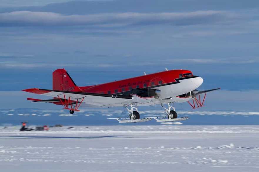 Basler-BT-67 z wyposażeniem do lotów w rejonach arktycznych. Zwracają uwagę narty założone na koła.