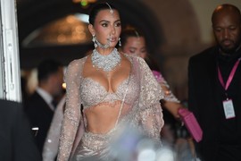 Ipak neće Dončića, osvanule šok paparaco fotke sa VENČANJA KIM KARDAŠIJAN I OVOG MLAĐEG FRAJERA: Venčanica nije uspela da zaseni 'NOVOG MUŽA', evo šta se krije IZA SVEGA