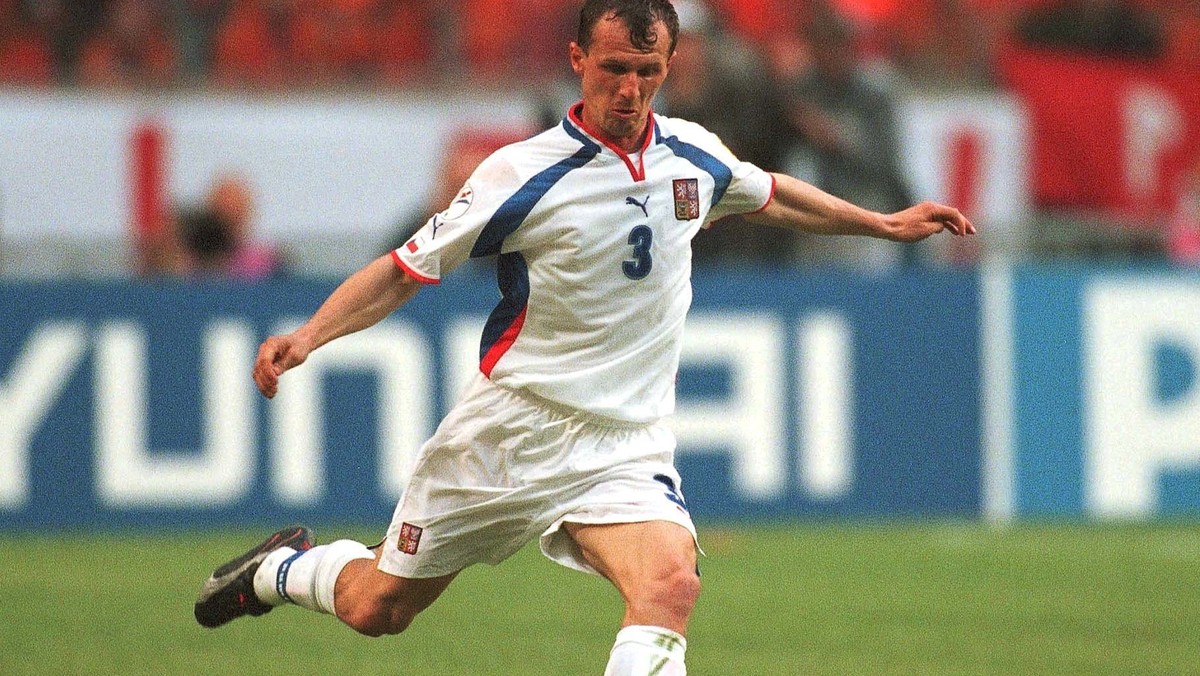 Euro 96 to turniej, który czescy kibice długo jeszcze będą wspominać z rozrzewnieniem, bo ich reprezentacja doszła do finału, w którym pechowo uległa Niemcom 1:2. Może udałoby się sięgnąć po złoty medal, gdyby w tamtym spotkaniu zagrał Radoslav Latal. Mimo, że ten piłkarz pauzował w półfinale i finale, UEFA wybrała go do jedenastki gwiazd imprezy. Dziś Latal, kompan Tomaszów Hajty i Wałdocha z Schalke 04, jako trener próbuje uratować Banik Ostrawa przed spadkiem z Gambrinus Ligi. Jeśli mówi o Euro 2012, to bardzo pozytywnie wypowiada się o polskiej reprezentacji.