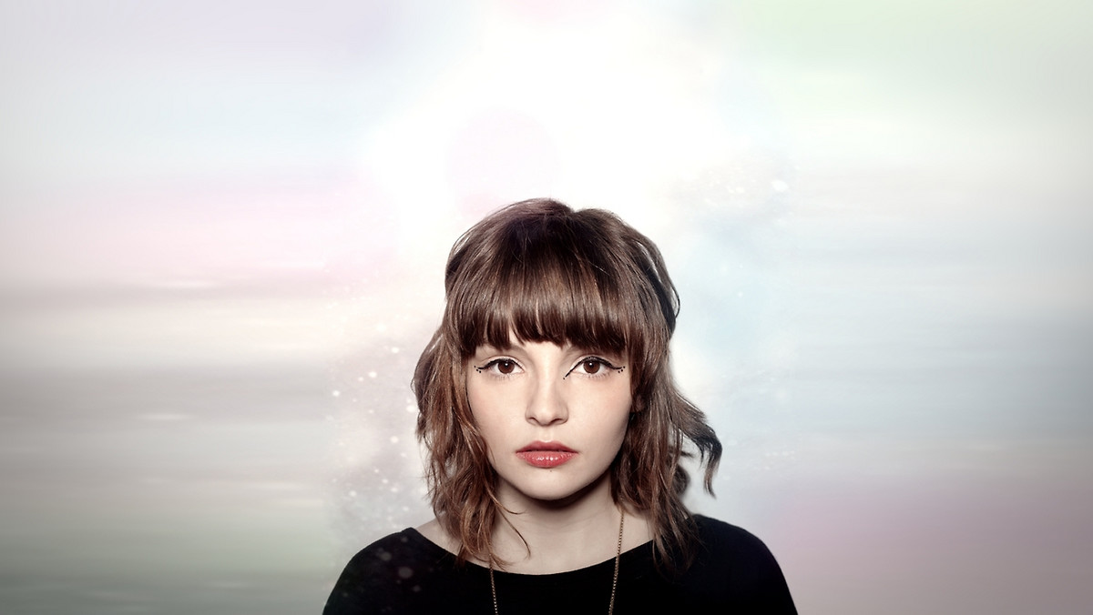 Lauren Mayberry, wokalistka zespołu CHVRCHES, jest piękną kobietą i ma z tego powodu problemy. Wokalistka za pośrednictwem mediów społecznościowych otrzymuje mnóstwo wulgarnych wiadomości, w których m.in. padają groźby gwałtu. Kiedy artystka zaprotestowała przeciwko takiemu obrotowi spraw, w sieci pojawiły się zaskakujące komentarze.