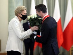 Jeszcze nie ma dość zimowych trendów? Agata Duda na uroczystości odznaczenia Roberta Lewandowskiego