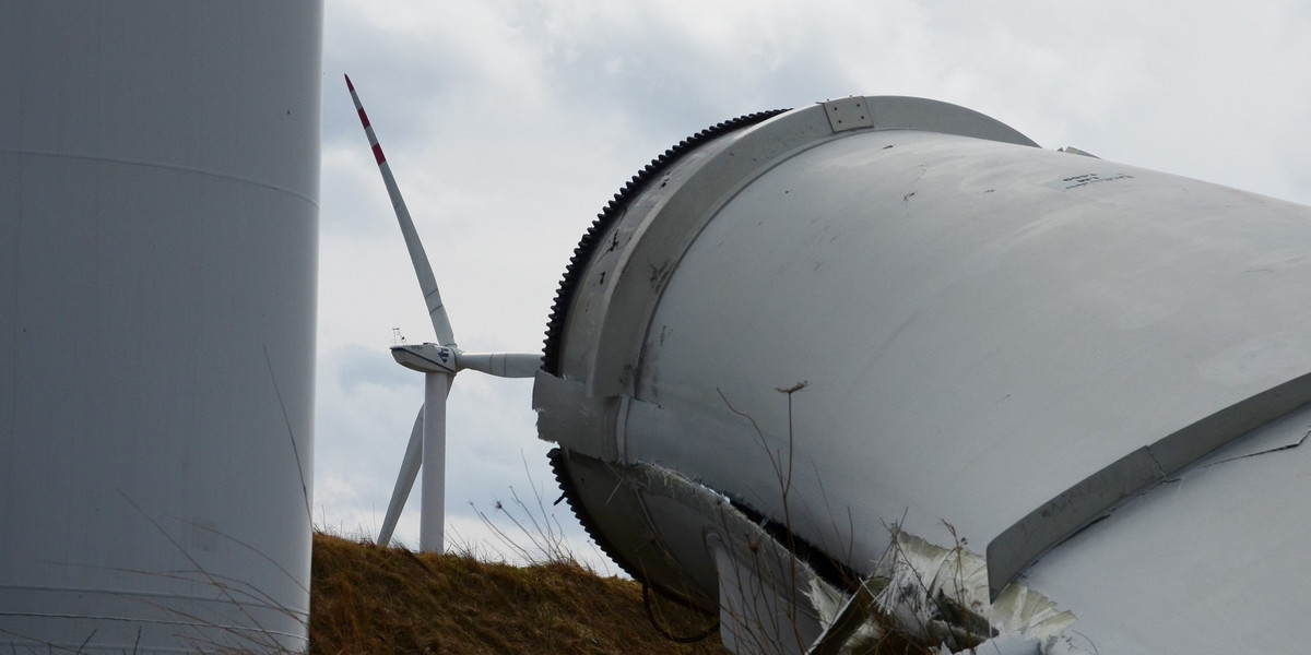 Uszkodzony wiatrak na famie wiatrowej na Podkarpaciu