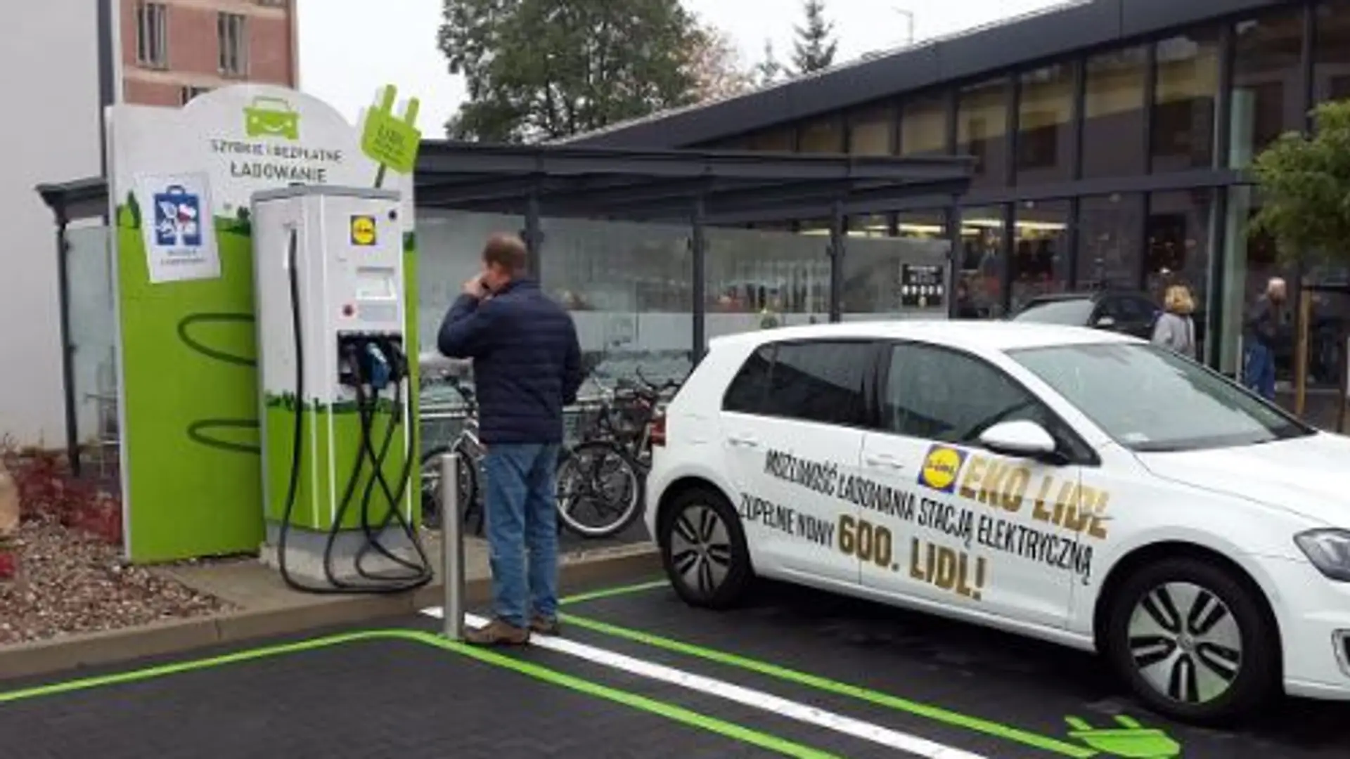 Lidl stawia na ekologię! Powstają kolejne stacje do ładowania samochodów