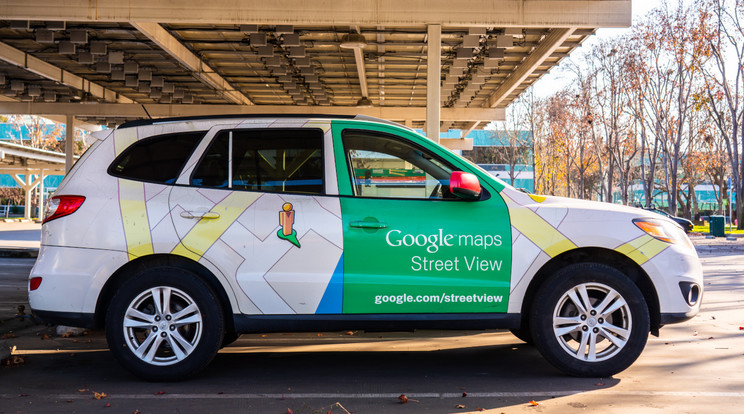 A Google és az Android külső szolgáltatásból egyre inkább az autók szerves részévé válhat. A kocsik "googleizálása és androidizálása" már elkezdődött, ahogy mind több márka fogadja be az autókra szabott alkalmazásokat, amelyek lehetővé teszik a felhasználóknak, hogy a digitális életüket (persze az autós közlekedési körülményeinek megfelelően) ott folytassák a kocsiban, ahol a beszállás előtt abbahagyták. / Fotó: Getty Images