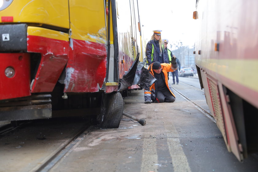 Auto zakleszczone między tramwajami