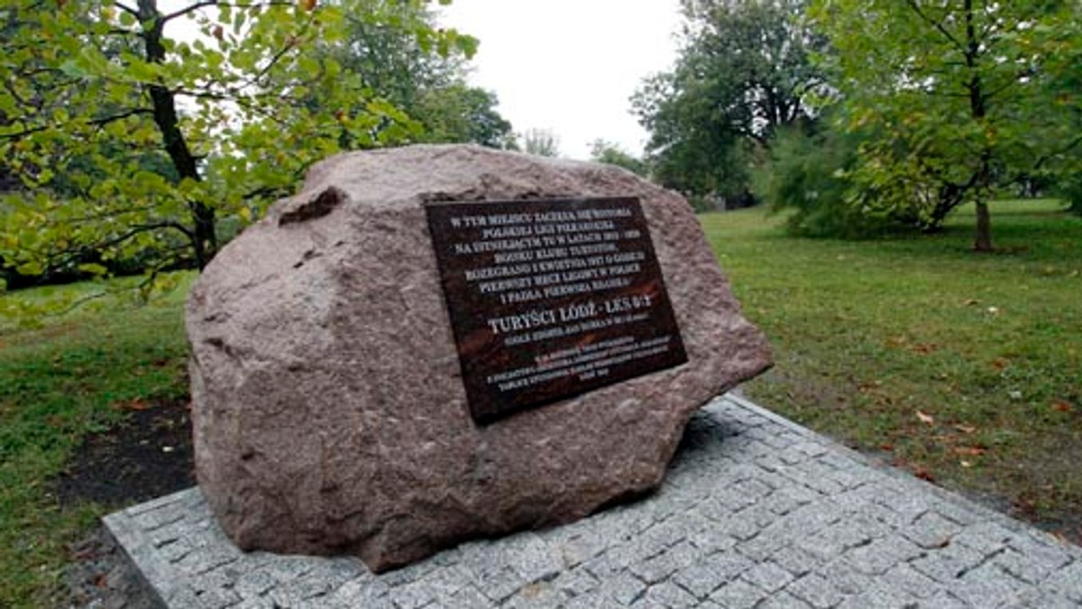 Tablicę upamiętniającą rozegranie przed 85 laty pierwszego w Polsce piłkarskiego meczu ligowego odsłonięto w poniedziałek w Łodzi. W historycznych zawodach spotkały się drużyny Turystów Łódź z ŁKS Łódź. Pierwszą bramkę w rozgrywkach zdobył zawodnik ŁKS Jan Durka.