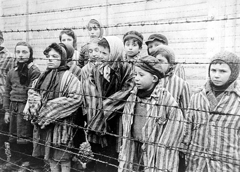 Dzieci za drutami obozu. Kadr z radzieckiego filmu dokumentującego wyzwolenie Auschwitz