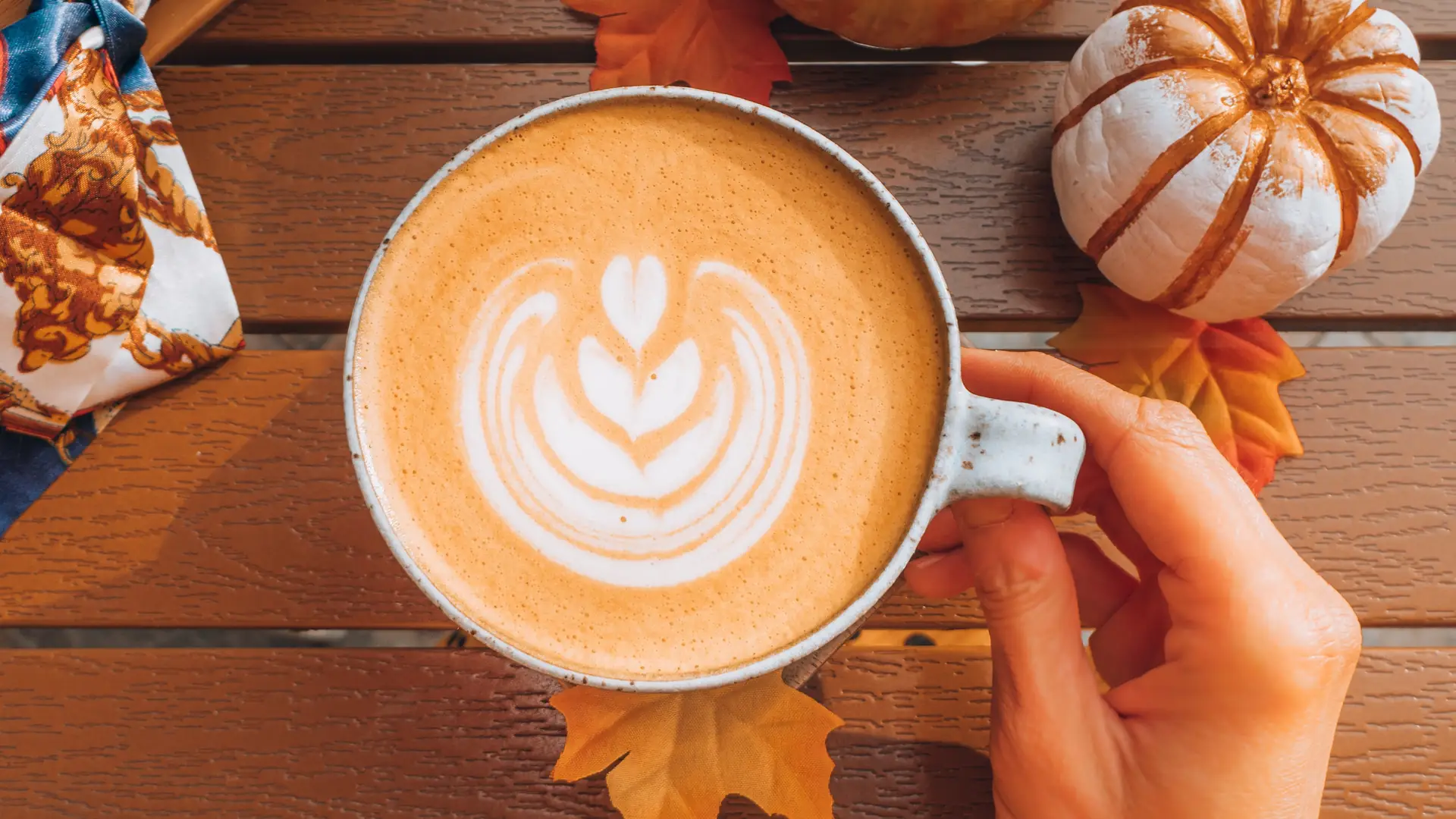 Cynamon, kardamon, pumpkin spice latte. Przepisy na pyszne, jesienne kawy, które zrobisz sama