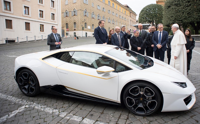 Papież Franciszek i Lamborghini Huracan