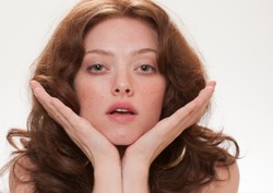 Amanda Seyfried - blond aniołek, który wyrósł na gwiazdę porno [ZDJĘCIA]