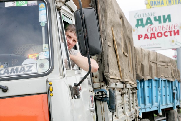 Ciężarówka KamAZ w drodze. Fot. Bloomberg.