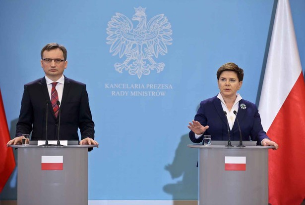 Premier Beata Szydło (P) i minister sprawiedliwości prokurator generalny Zbigniew Ziobro (L) podczas konferencji prasowej w KPRM, 25 bm. (zuz) PAP/Rafał Guz