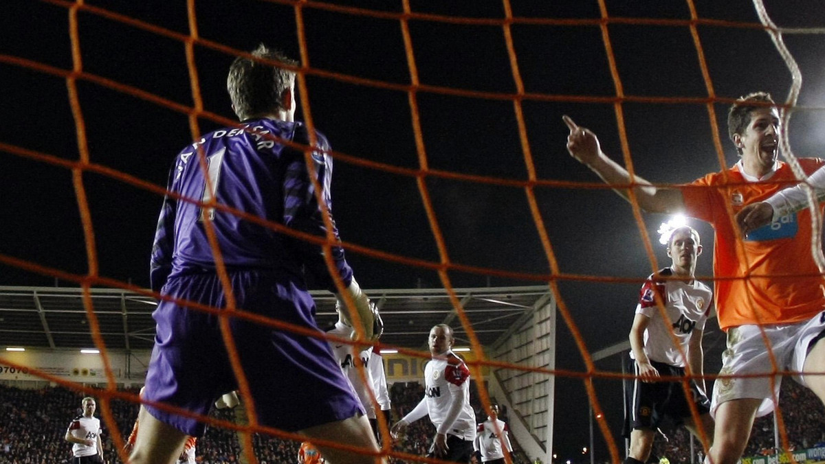 Blackpool FC przegrał z Manchesterem United 2:3, choć przez 70. minut prowadził 2:0 w zaległym meczu 16. kolejki Premier League. Dwa gole dla Czerwonych Diabłów zdobył Bułgar Dymitar Berbatow.