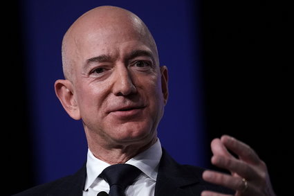 Jeff Bezos sprzedał akcje Amazona warte miliardy dolarów. Co robi z tymi pieniędzmi?