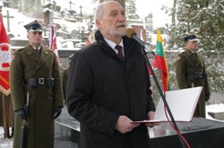 Macierewicz: Eksplozja w salonce nr 3. Prokuratura zakwestionowała wniosek biegłych